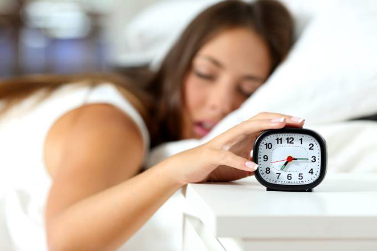 Dormir mais de dez horas por noite eleva risco de infarto e AVC, aponta estudo