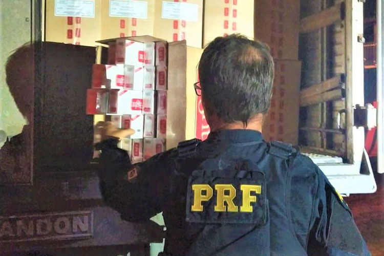 Brumado: PRF apreende 450 mil maços de cigarros contrabandeados em caminhão baú