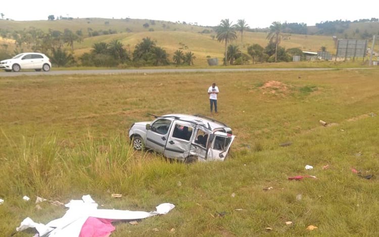Batida entre carro e carreta deixa um morto e cinco feridos no recôncavo da Bahia
