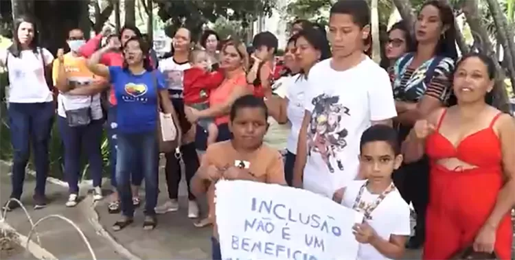 Mães de crianças com deficiência protestam contra falta de cuidadores em Conquista