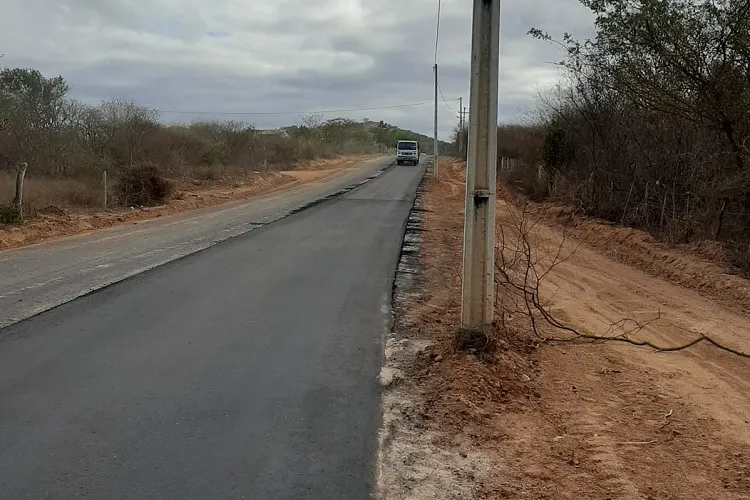 Brumado: Obra de pavimentação asfáltica continua e desacelera na estrada do Arrecife