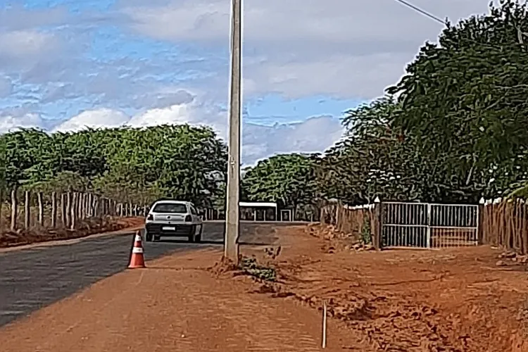 Brumado: Obra de pavimentação asfáltica continua e desacelera na estrada do Arrecife