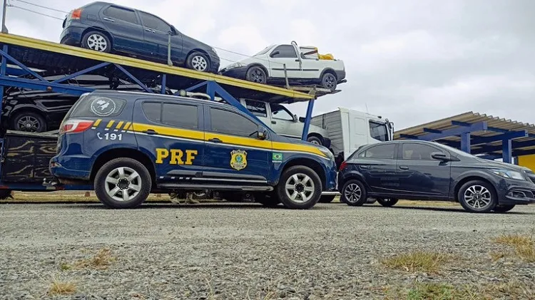 Poções: PRF encontra carro roubado em caminhão cegonha na BR-116