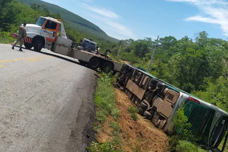 Polícia apura o que teria causado capotamento de ônibus de turismo na BR-430 em Caetité