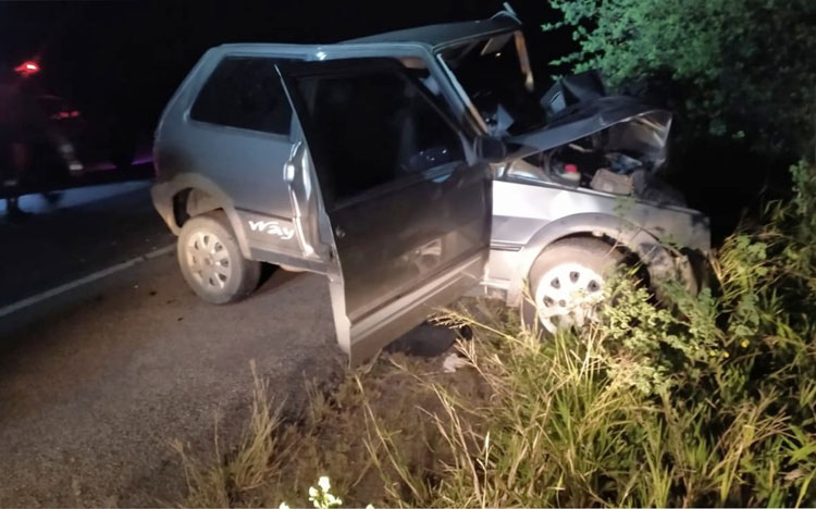 Batida entre dois veículos deixa uma pessoa morta e outra ferida no interior da Bahia