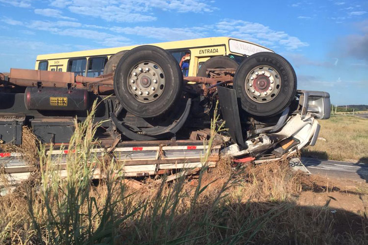 Brumado: Caminhão com ração tomba na BR-030 e motorista morre preso nas ferragens