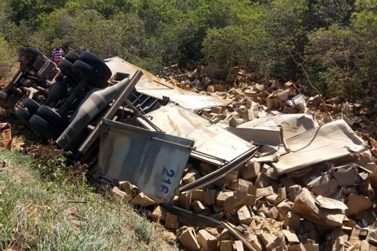Capotamento de caminhão baú na BA-142 em Ituaçu provoca morte de motorista