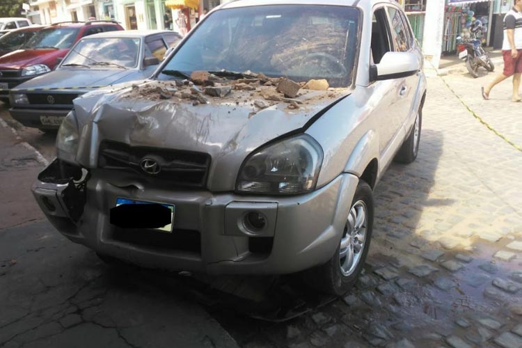 Motorista erra pedal e carro invade estabelecimento comercial em Cordeiros