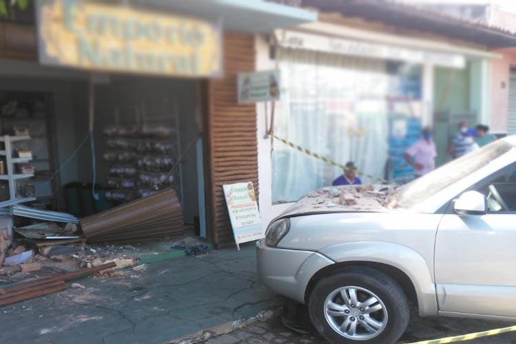 Motorista erra pedal e carro invade estabelecimento comercial em Cordeiros