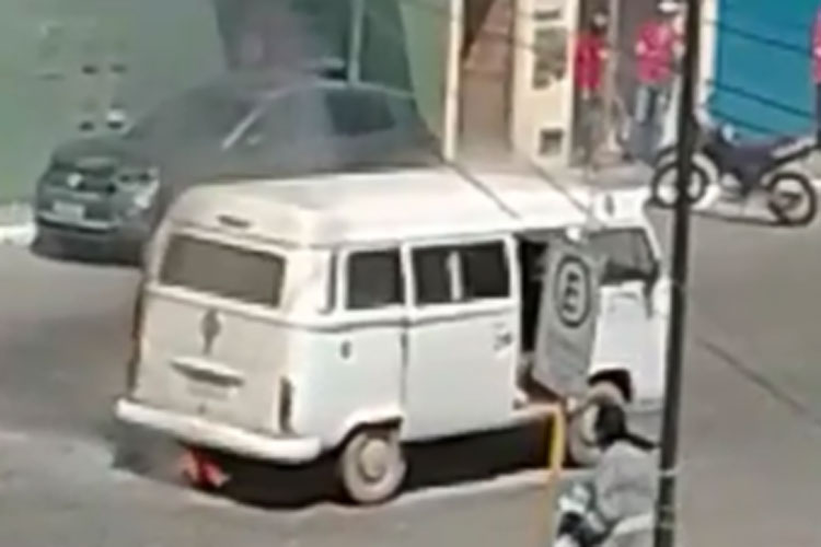 Kombi pega fogo na Rua Antônio Francisco da Silva em Brumado