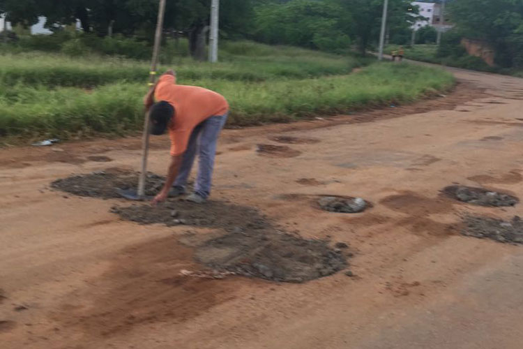 Brumado: Cansados de esperar, moradores realizam mutirão do tapa-buracos no Esconso