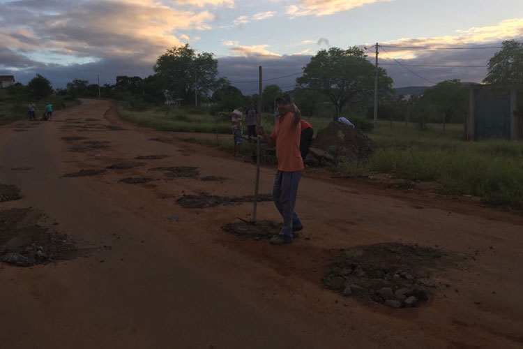 Brumado: Cansados de esperar, moradores realizam mutirão do tapa-buracos no Esconso