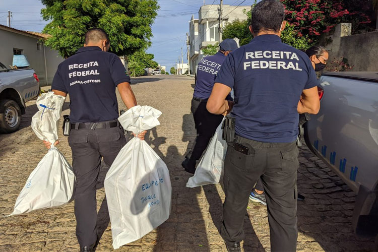 Tanque Novo: PF cumpre mandados de combate ao contrabando de cigarros e crimes fiscais