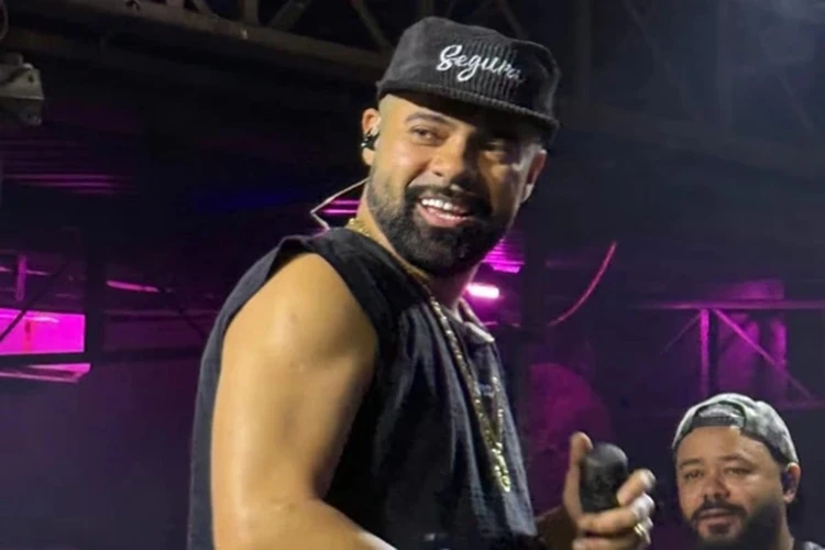 Cantor de pagode é morto a tiros na frente da mulher durante assalto