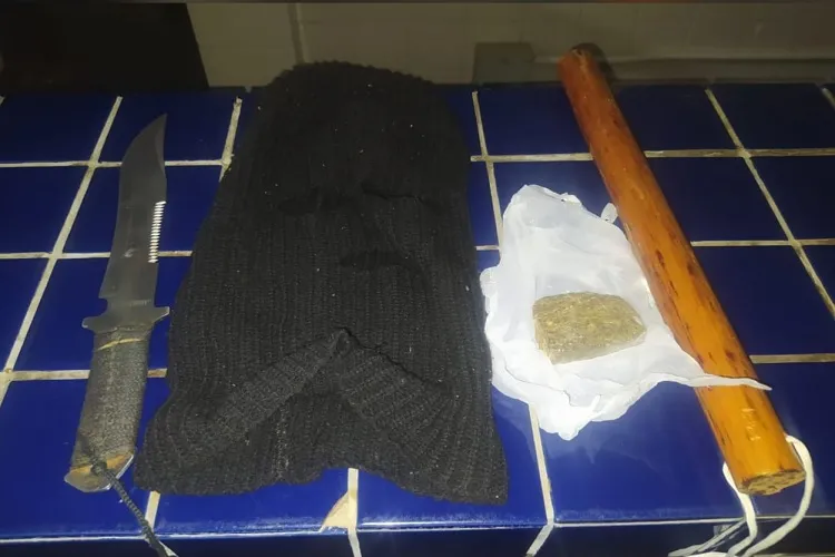 Homem é detido com maconha, faca de caça e balaclava na BA-262 em Brumado