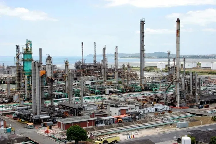Presidente da Petrobras descarta aumento a curto prazo dos combustíveis