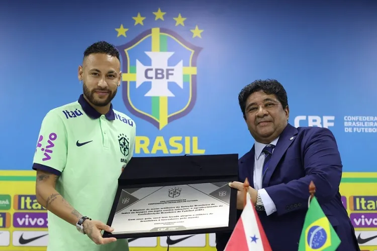 Neymar ganha homenagem ao se tornar o maior goleador do Brasil contra seleções