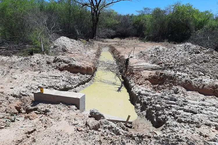 Obra milionária com manilhas que não escoam, asfalto rachado e sem acostamento em Brumado