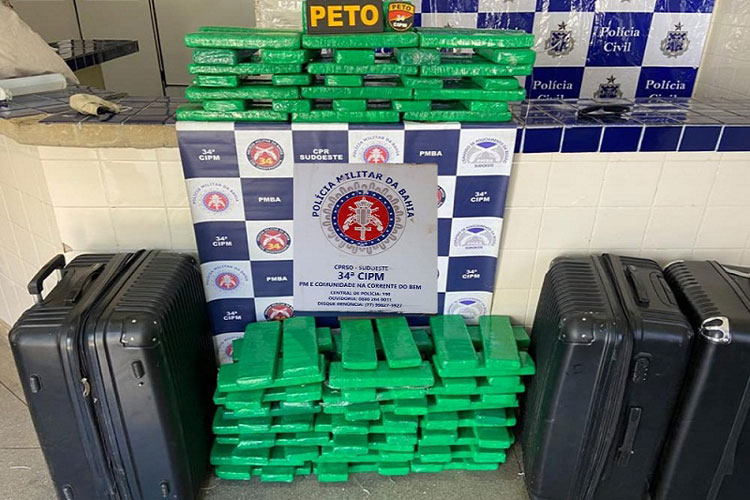 Grávida de gêmeos e marido presos em Brumado levariam 90 kg de maconha para Feira de Santana