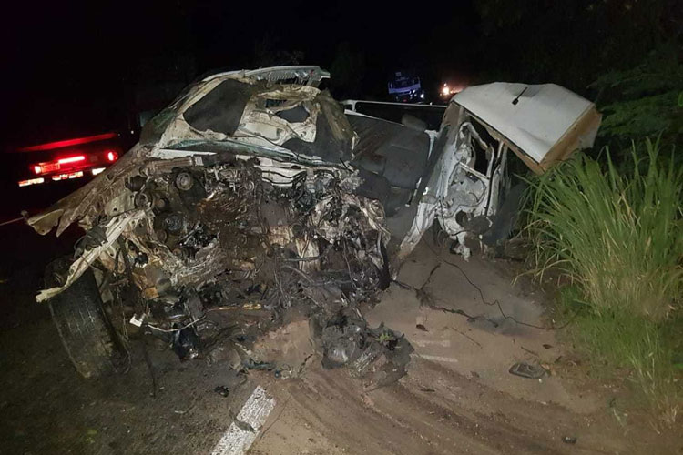 Homem morre após batida entre caminhonete e carreta; carro ficou destruído