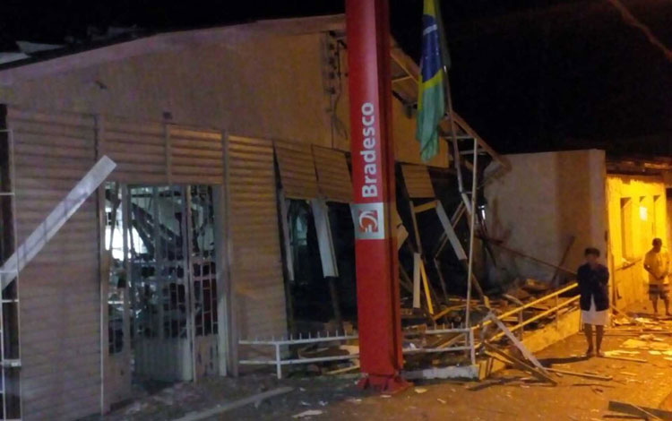 Bando explode agência e faz moradores como reféns em Itagimirim
