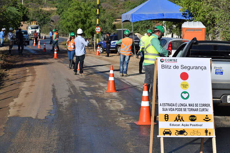 SMTT realiza palestra e blitz educativa no acesso ao Parque Eólico de Brumado