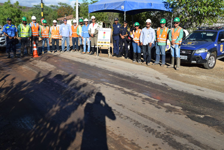 SMTT realiza palestra e blitz educativa no acesso ao Parque Eólico de Brumado