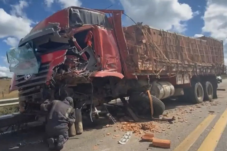 Cabine de caminhão fica destruída após batida na BR-116 no sudoeste da Bahia