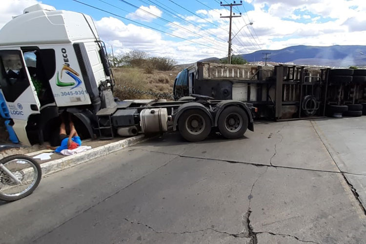 Carreta tomba na entrada da BA-262 em Brumado