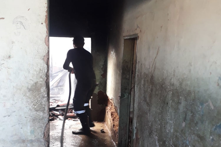Casa é destruída pelo fogo em incêndio na cidade de Guanambi