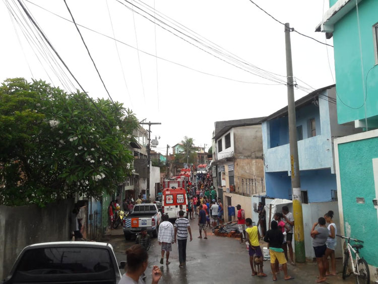 Desabamento de prédio mata menino de 12 anos e deixa soterrados em Salvador