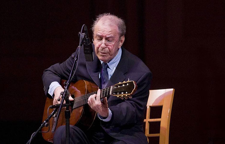Morre João Gilberto, cantor e compositor, aos 88 anos