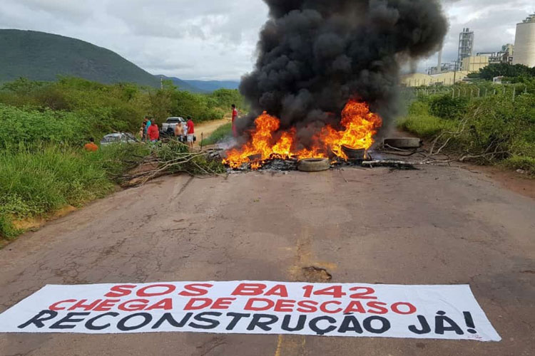 'Chega de descaso': Moradores interditam e cobram reconstrução da BA-142, entre Tanhaçu e Ituaçu