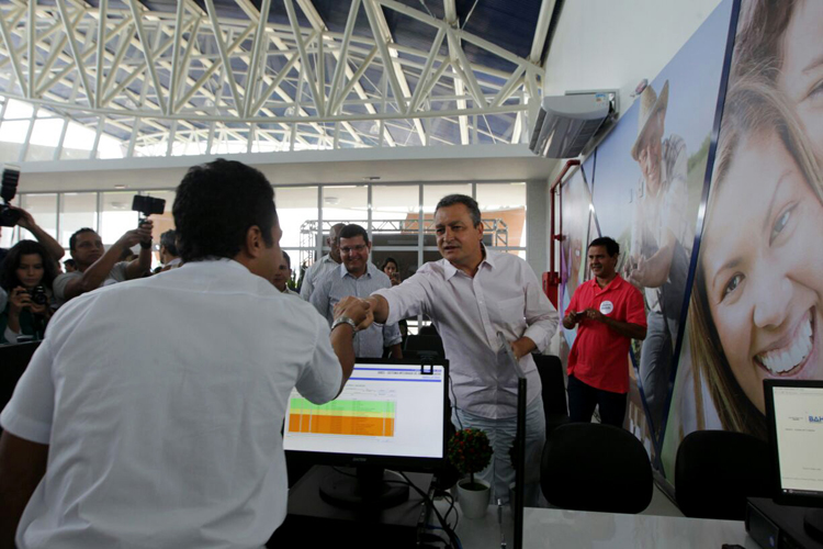 Após inaugurar Policlínica em Guanambi, Rui Costa diz que Bahia inicia 'uma nova fase da saúde pública'
