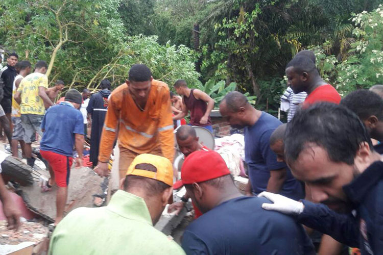 Desabamento de prédio mata menino de 12 anos e deixa soterrados em Salvador