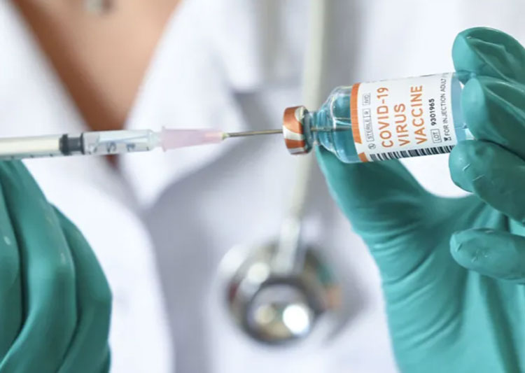 Covid-19: Duas doses de vacinas não são eficientes contra Ômicron, aponta estudo