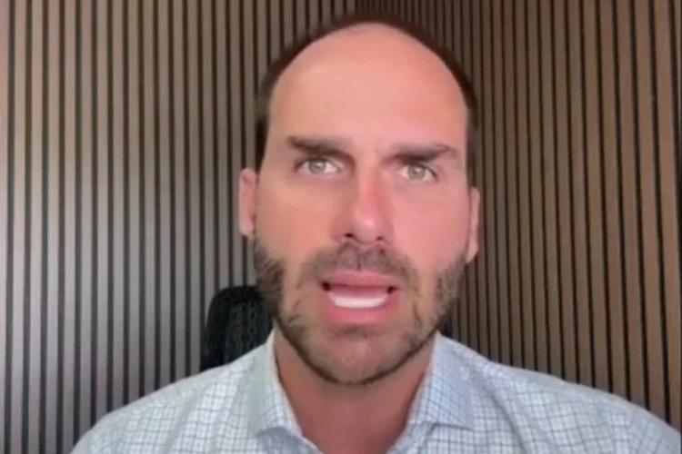 Polícia Federal determina que Eduardo Bolsonaro retorne para o cargo de escrivão