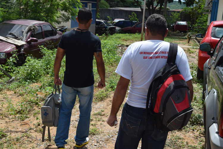 Brumado: Sem uniformes, agente de endemias usa mochila escolar do filho para trabalhar