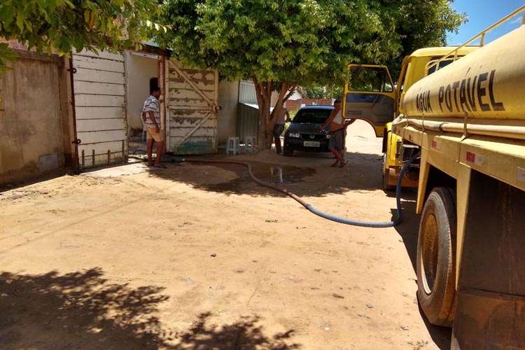 Brumado: Sem água há mais de 10 dias, Vila Presidente Vargas é abastecida parcialmente por caminhões pipas