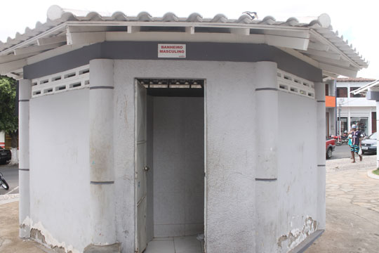 Secretário denuncia vandalismo em banheiros públicos em Brumado