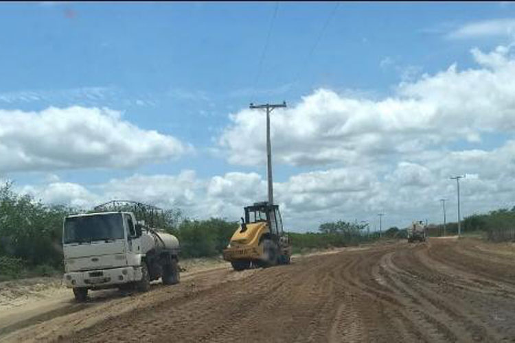Brumado: Prefeito visita obras de pavimentação da estrada do Tamboril
