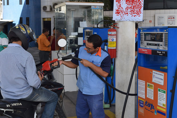 Gasolina sobe pela 2ª semana seguida e atinge novo recorde no país