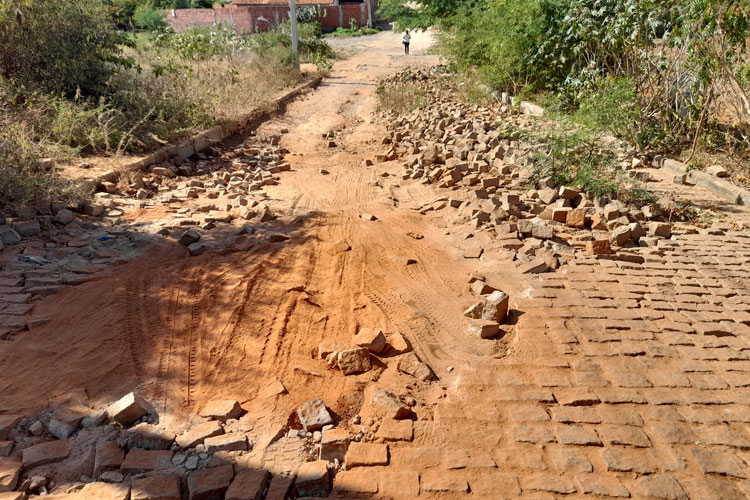 Brumado: Prefeitura e empreiteira não se entendem e Rua Princesa Isabel convive com pavimentação danificada
