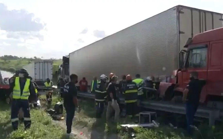 Feira de Santana: Três morrem após batida entre carro e carretas na BR-116