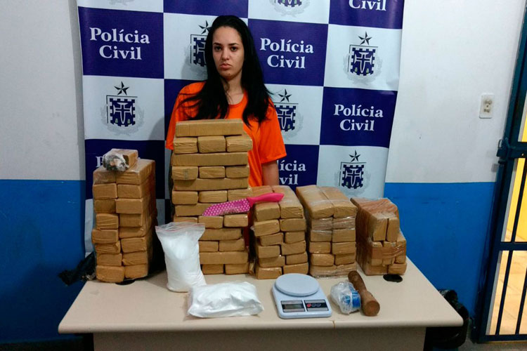 Jovem é presa com 100 kg de maconha embaixo de berço em Feira de Santana