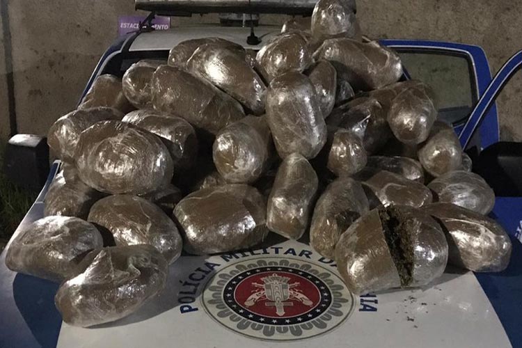 Cerca de 60 kg de maconha são apreendidos em carro após acidente no interior da Bahia