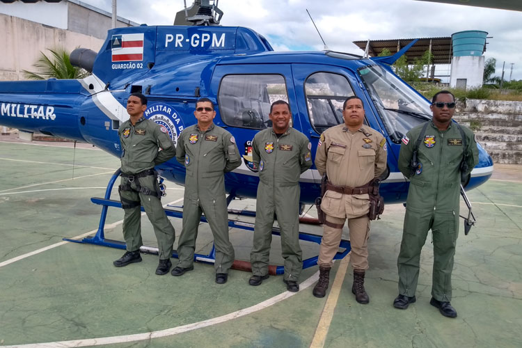Grupamento aéreo da Polícia Militar auxiliou corpo de bombeiros no controle do incêndio em Ituaçu