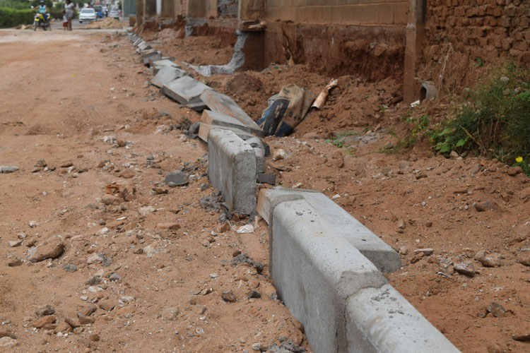 Brumado: Meios fios instalados pela prefeitura são arrancados na Rua Antônio Pinheiro Canguçu