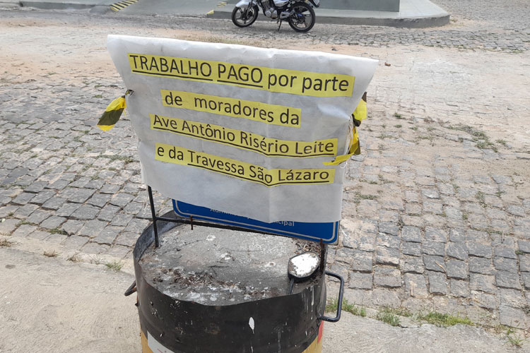 Brumado: Vaquinha conserta esgoto estourado e populares protestam contra poder público