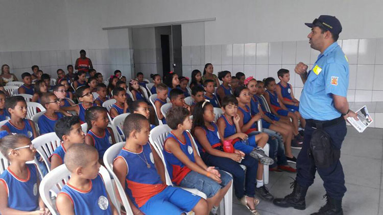 SMTT palestra sobre segurança viária na Escola Professora Eny Mafra em Brumado